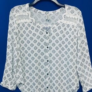 Juniors white and black blouse